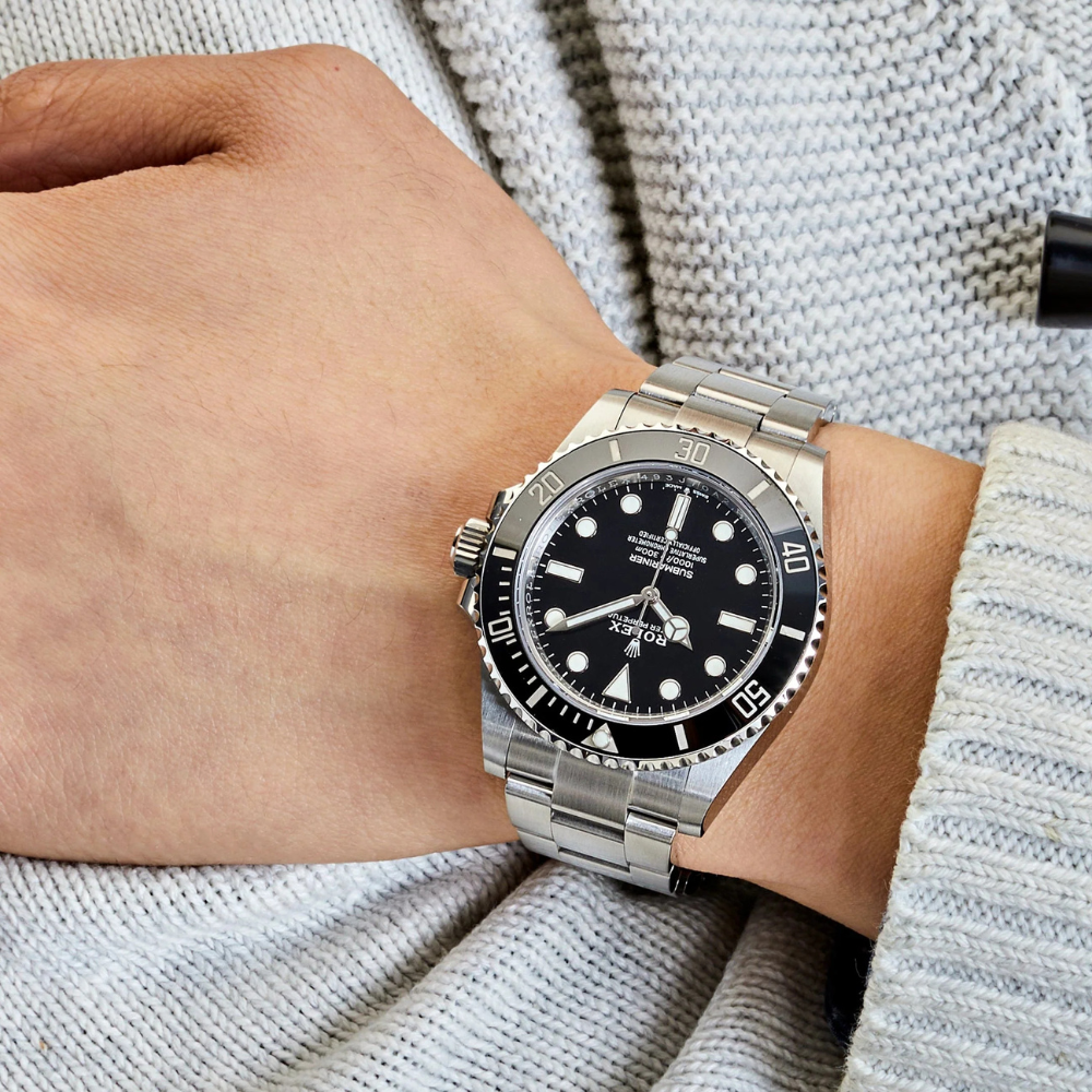 Rolex Submariner Oystersteel Ref# 124060 - Image 12